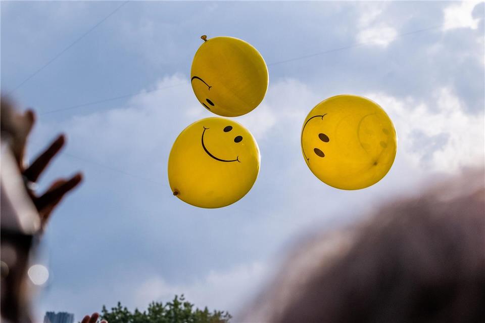 Im Alltag kann man mit Kleinigkeiten das subjektive Glücksempfinden steigern. (Symbolbild)Milo Hess/ZUMA Press Wire/dpa