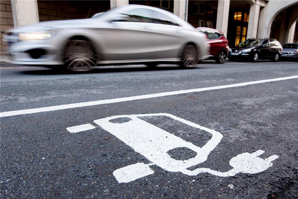 Im Alltagsbetrieb auf der Straße sind Plug-in-Hybride laut Fraunhofer ISI deutlich durstiger als auf dem Papier. (Archivbild)picture alliance/dpa