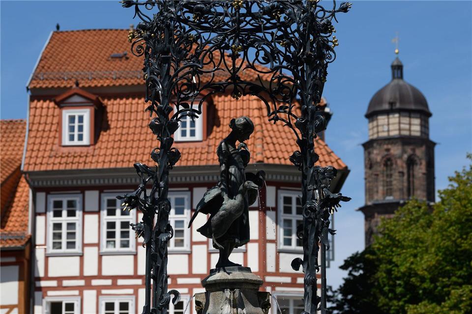 Im Alten Rathaus neben dem Göttinger Wahrzeichen, dem Gänseliesel, findet das Treffen statt. (Symbolbild)Swen Pförtner/dpa