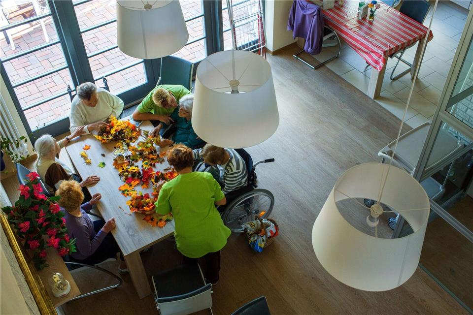 Im Alter noch in einer WG ziehen? Wer sich das vorstellen kann, sollte sich frühzeitig einen Überblick über die Optionen verschaffen. Jens Büttner/dpa/dpa-tmn