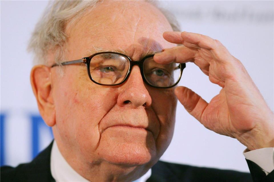 Im Alter von 95 Jahren will Warren Buffett sein Vermögen beschleunigt spenden. (Archivbild)Arne Dedert/dpa