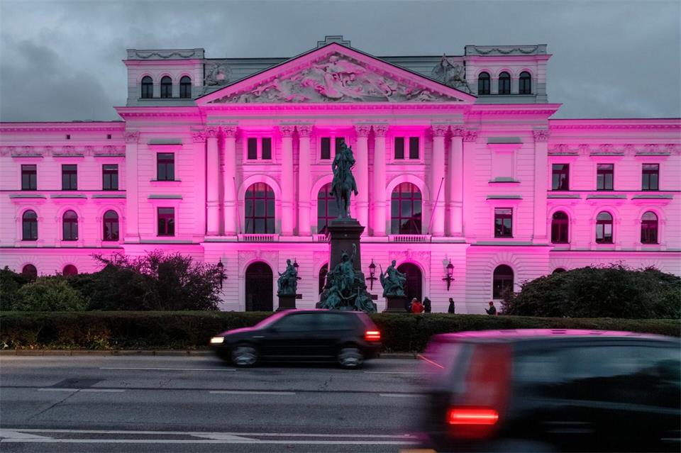 Im Altonaer Rathaus können sich bald Paare das Ja-Wort geben, die es besonders schlicht und schnell mögen. (Symbolbild)Markus Scholz/dpa