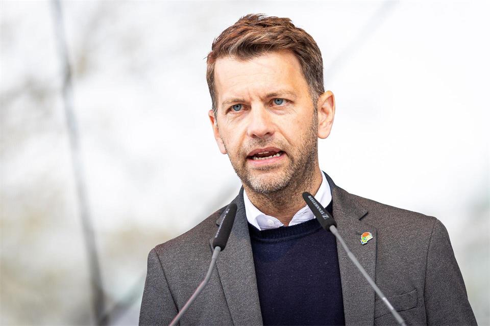 Im Amt bestätigt: Dennis Weilmann hat bei der OB-Wahl in Wolfsburg die absolute Mehrheit geholt. (Archivbild)Moritz Frankenberg/dpa