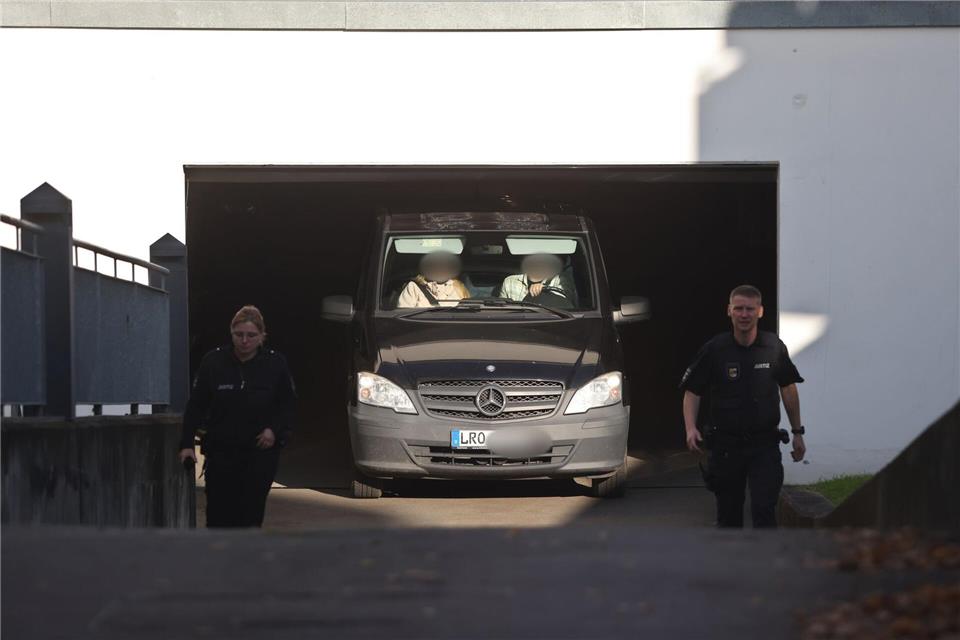 Im Amtsgericht Rostock wurde der Verdächtigen der Haftbefehl verlesen. Danach verließ ein Fahrzeug die Tiefgarage.Danny Gohlke/dpa