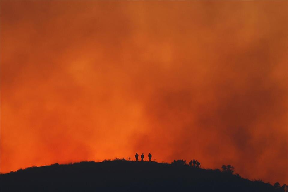 Im Angesicht der Feuersbrunst - Feuerwehrleute in Simi Valley.Caroline Brehman/FR172323 AP/AP/dpa