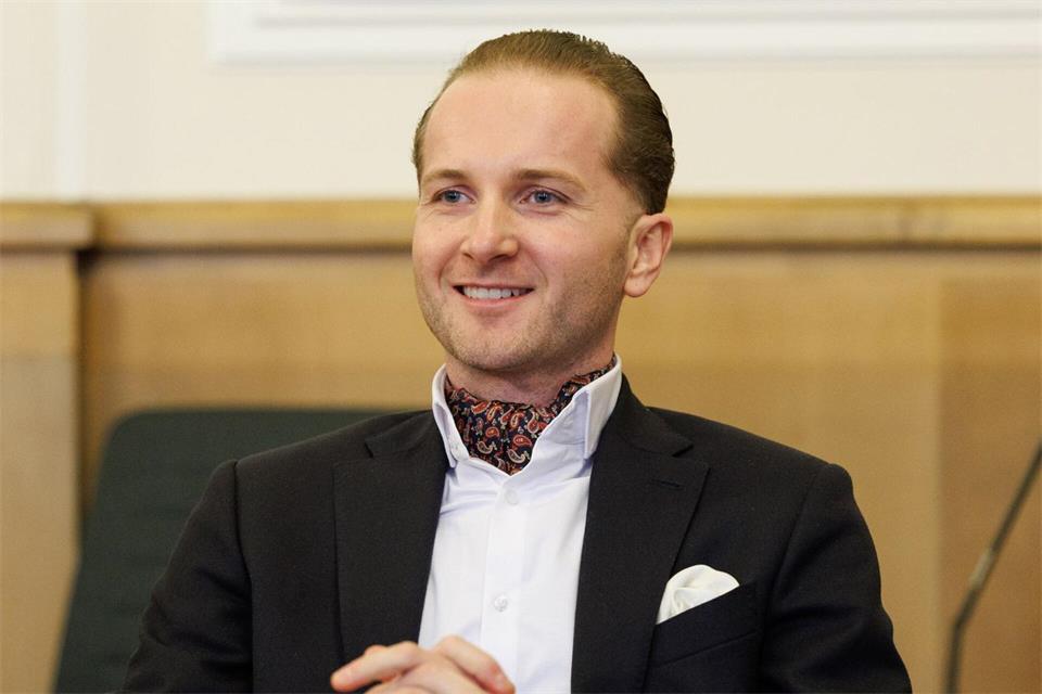 Im Anzug und mit Einstecktuch - so präsentierte sich Hendrik Holt gerne. (Archivbild)Friso Gentsch/dpa