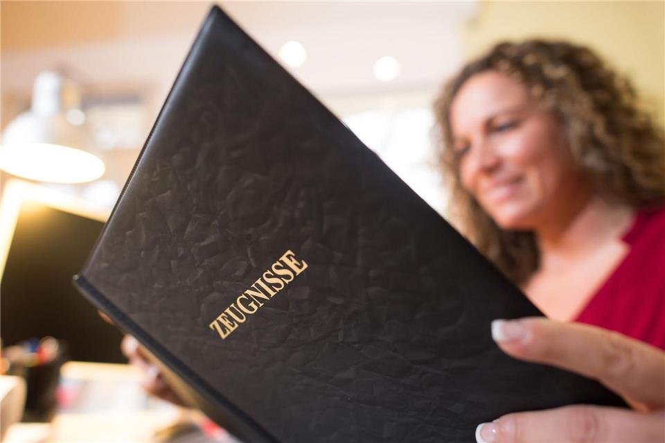 Im Arbeitszeugnis stecken nicht selten kritische Hinweise, die oft nur Personaler richtig deuten können.Klaus-Dietmar Gabbert/dpa-tmn