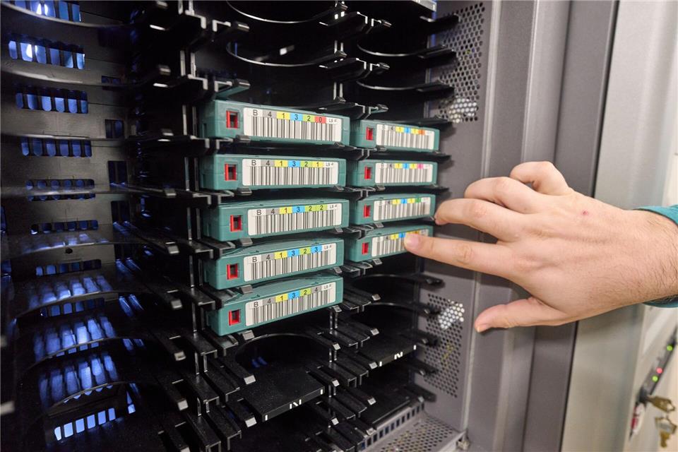 Im Archiv müssen auch unvorstellbar viele Datenmengen gesichert werden.Thomas Frey/dpa