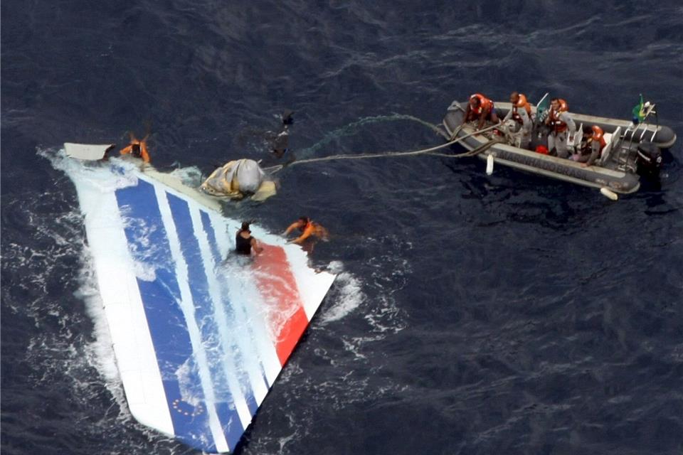 Im Atlantischen Ozean schwimmen Trümmerteile.