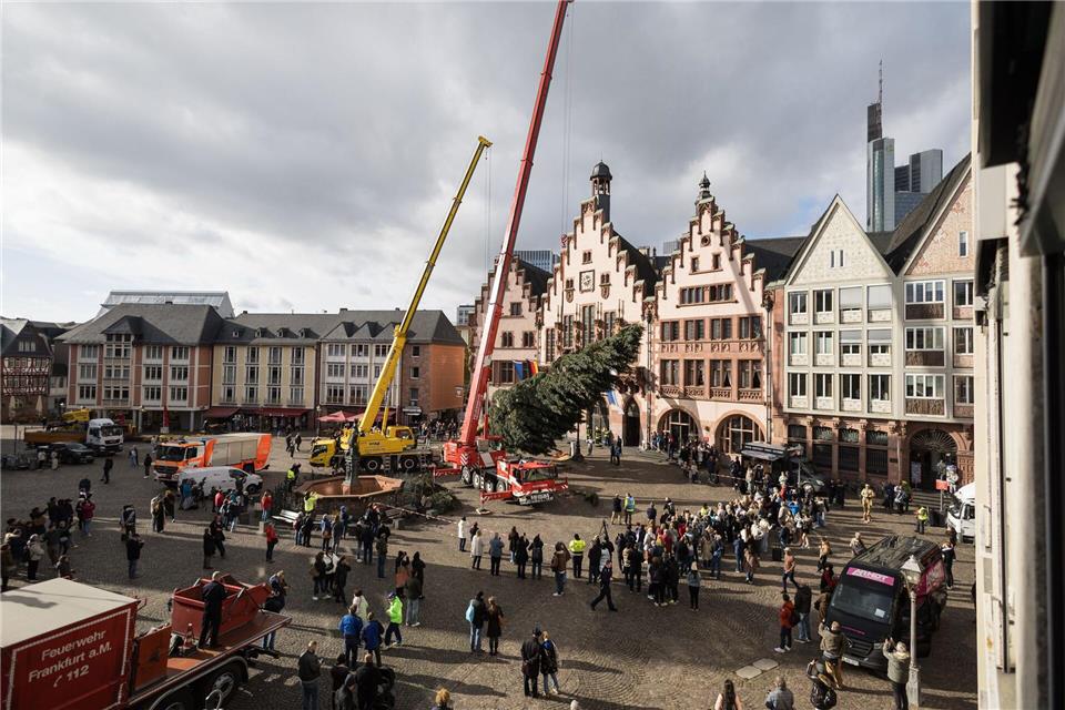 Im Aufbau: „Frau Holle“ wird auf dem Frankfurter Römerberg in Position gebracht.Hannes Albert/dpa