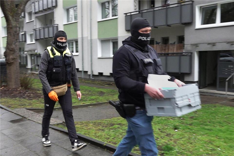 Im Auftrag von Bundespolizei und Europol sicherten Einsatzkräfte mögliches Beweismaterial. Markus Gayk/dpa