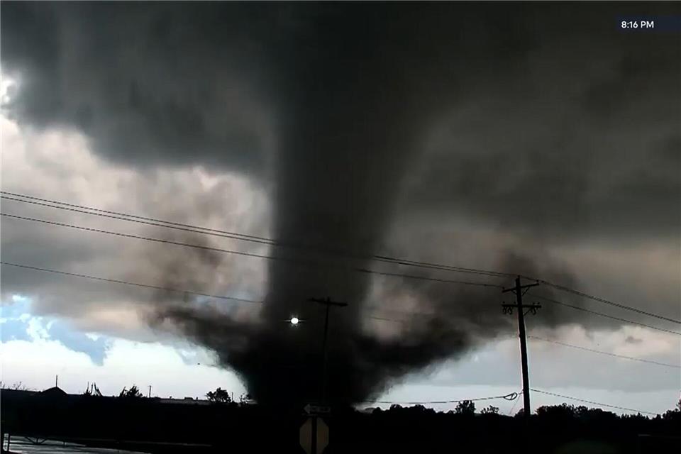 Im Auge des Sturms: Ein Tornado fegt über einen Highway im US-Bundesstaat Oklahoma.Uncredited/KWTV/KOTV via AP/dpa
