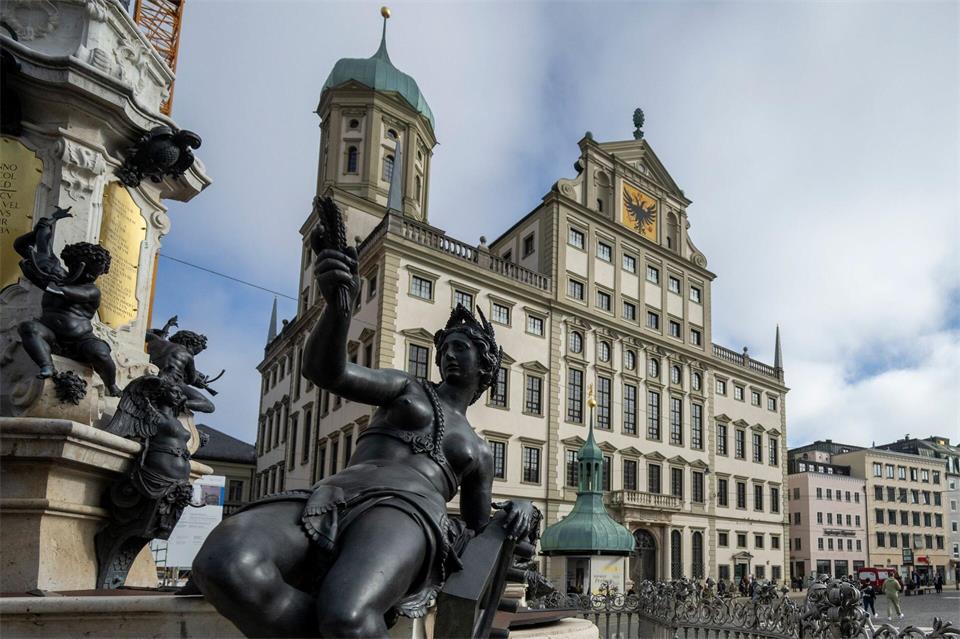 Im Augsburger Rathaus ist die Haushaltslage besonders dramatisch. Aber die Stadt ist beim Thema kommunale Geldnot schon lange kein Einzelfall mehr. (Symbolbild)Stefan Puchner/dpa