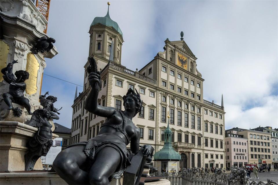 Im Augsburger Rathaus soll in den kommenden Monaten konsequent gespart werden. (Archivbild)Stefan Puchner/dpa