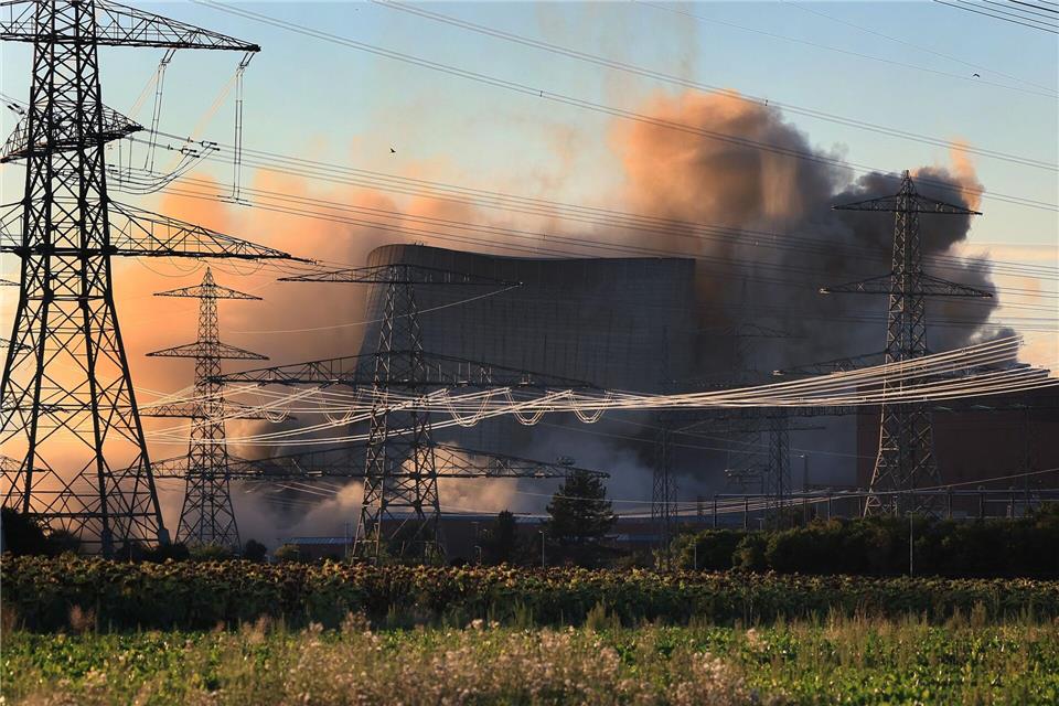 Im August 2024 wurden die Kühltürme des stillgelegten Kernkraftwerkes Grafenrheinfeld gesprengt. Ein Mann hatte dabei für Verzögerungen gesorgt. (Archivbild)Karl-Josef Hildenbrand/dpa