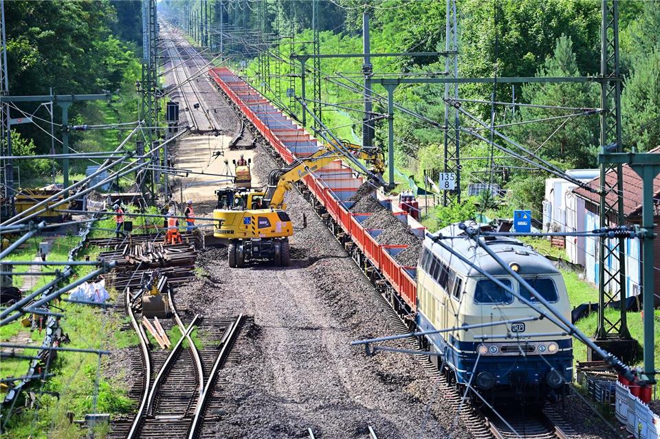 Im August begannen die Modernisierungsarbeiten auf der Strecke Hamburg-Berlin, die dafür bis April 2026 gesperrt ist. (Archivbild)Sebastian Gollnow/dpa