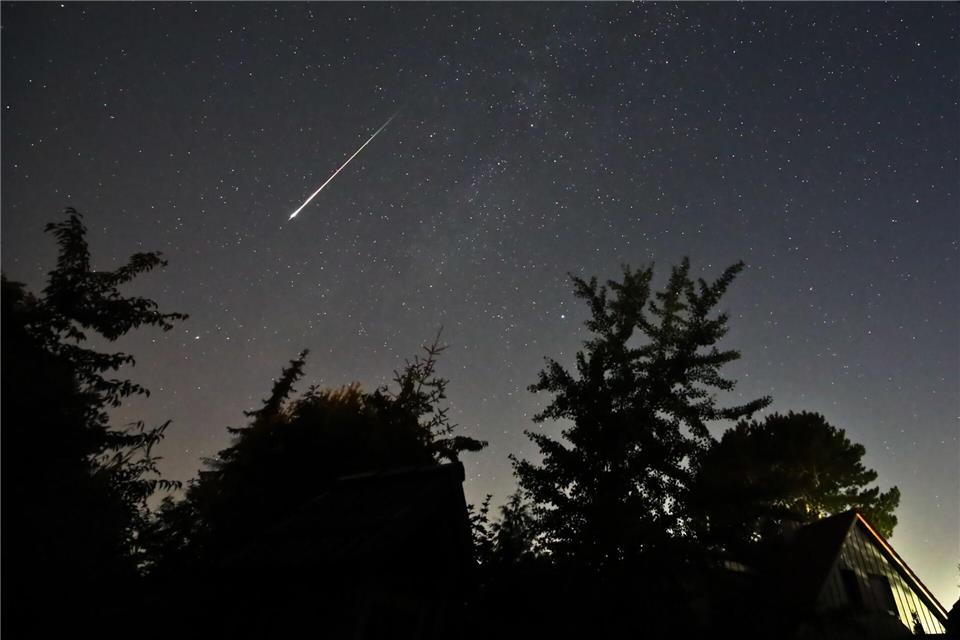 Im August gibt es viele Sternschnuppen zu sehen - die meisten in der Nacht auf Mittwoch. (Archivbild)Marco A. Ludwig/dpa