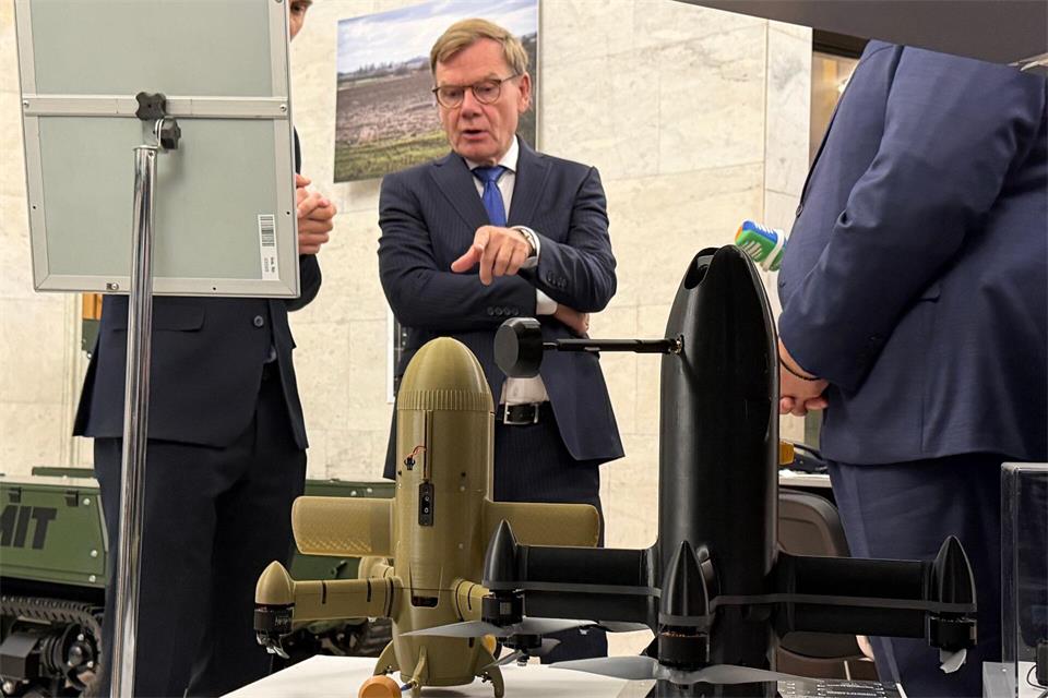 Im Außenministerium wurden Wadephul Waffen aus ukrainischer Produktion gezeigt. Michael Fischer/d/dpa