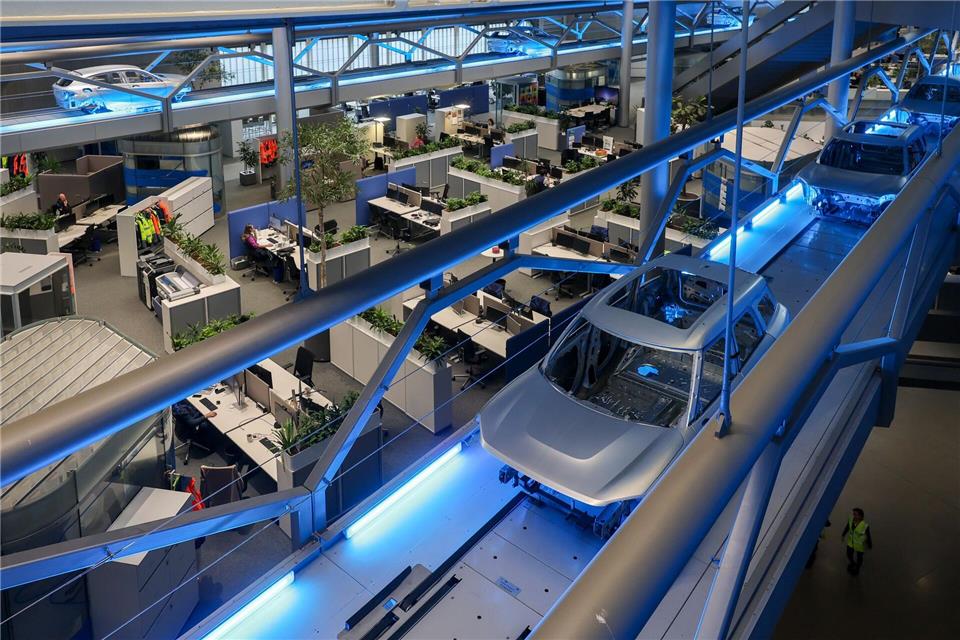 Im BMW-Werk Leipzig rollt seit 20 Jahren die Produktion – jetzt kündigt der Autobauer weitere Millioneninvestitionen an.Jan Woitas/dpa