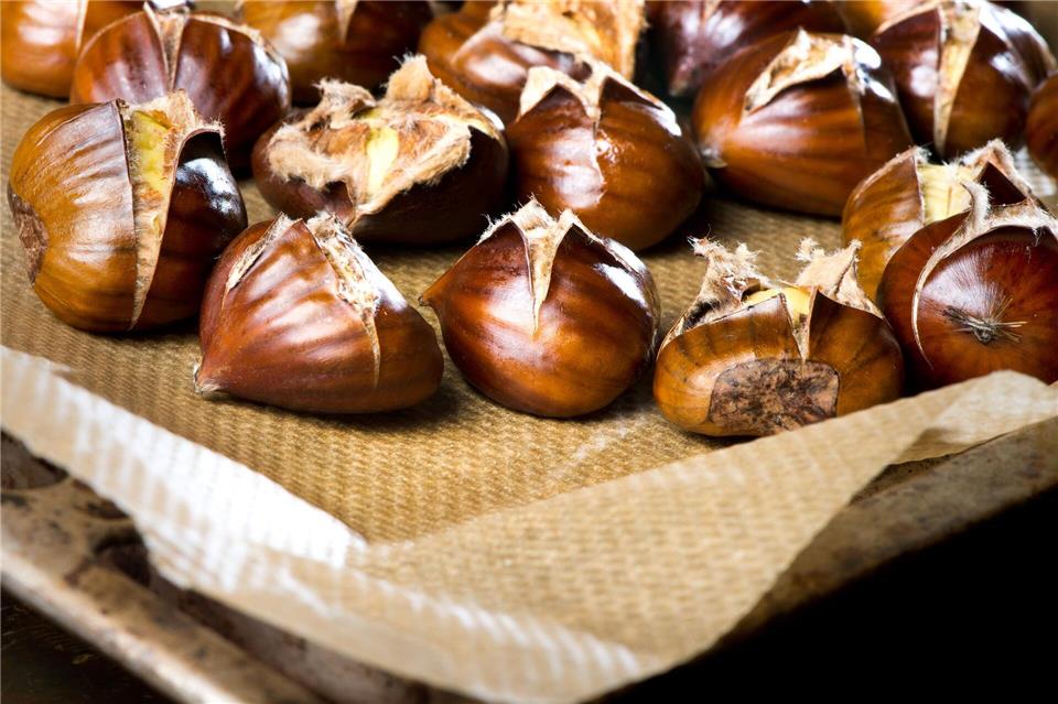Im Backofen können Maronen selbst geröstet werden. Zuvor sollten sie mit einem scharfen Messer über Kreuz eingeschnitten werden.picture alliance/dpa/dpa-tmn