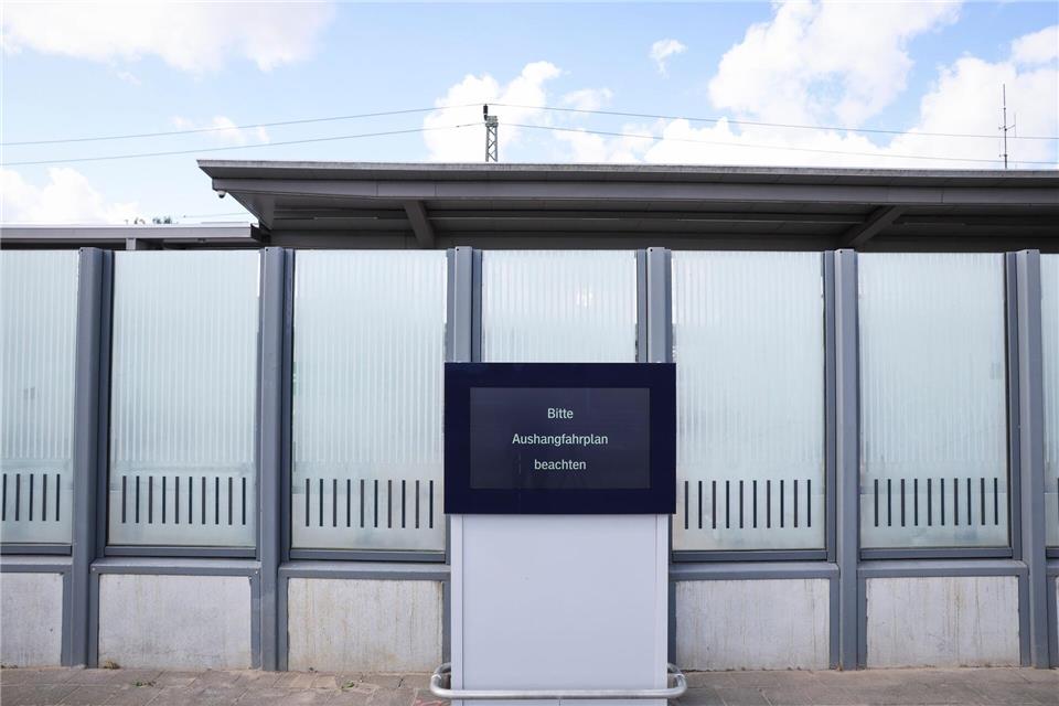 Im Bahnhof Büchen zeigt ein Display keine Verbindungen an. (Archivbild.) Christian Charisius/dpa