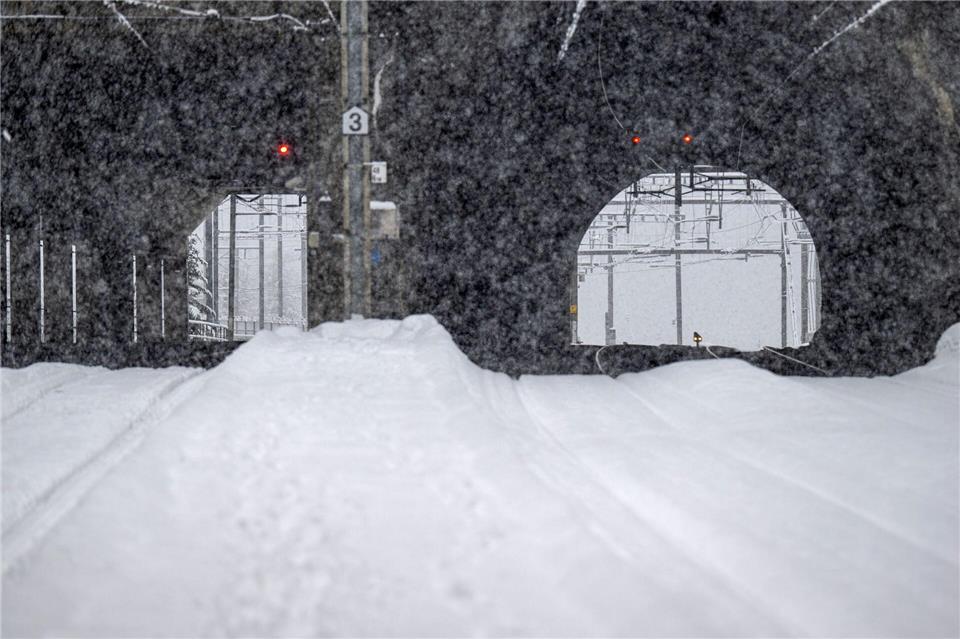 Im Bahnhof Goppenstein stehen die Ausfahrsignale auf Rot. Wegen eines entgleisten Zugs ist eine Bahnstrecke unterbrochen. Peter Schneider/KEYSTONE/dpa