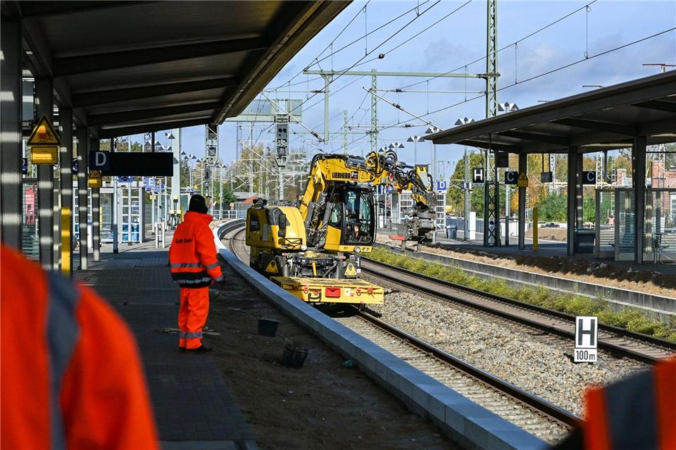 Generalsanierung: Ein neuer Bahnsteig für Wittenberge  Im Bahnhof Wittenberge entsteht ein neuer Bahnsteig.Jens Kalaene/dpa
