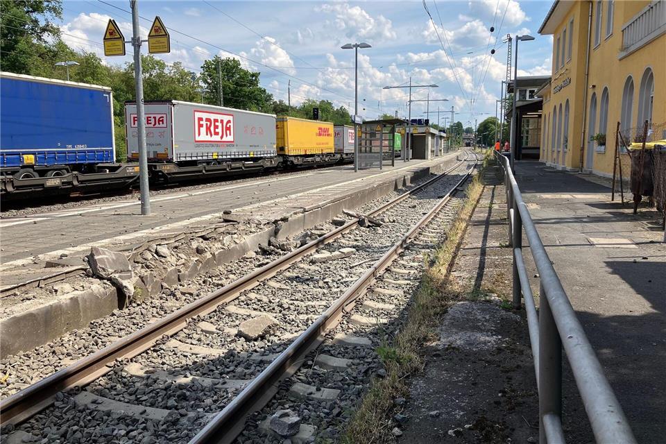 Im Bahnhof von Nidderau sind Schäden an einem Bahnsteig zu sehen. Christine Schultze/dpa