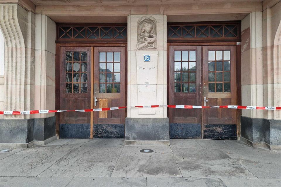 Im Bahnhof wird nach der Ursache des üblen Geruchs gesucht.Carolin Eckenfels/dpa