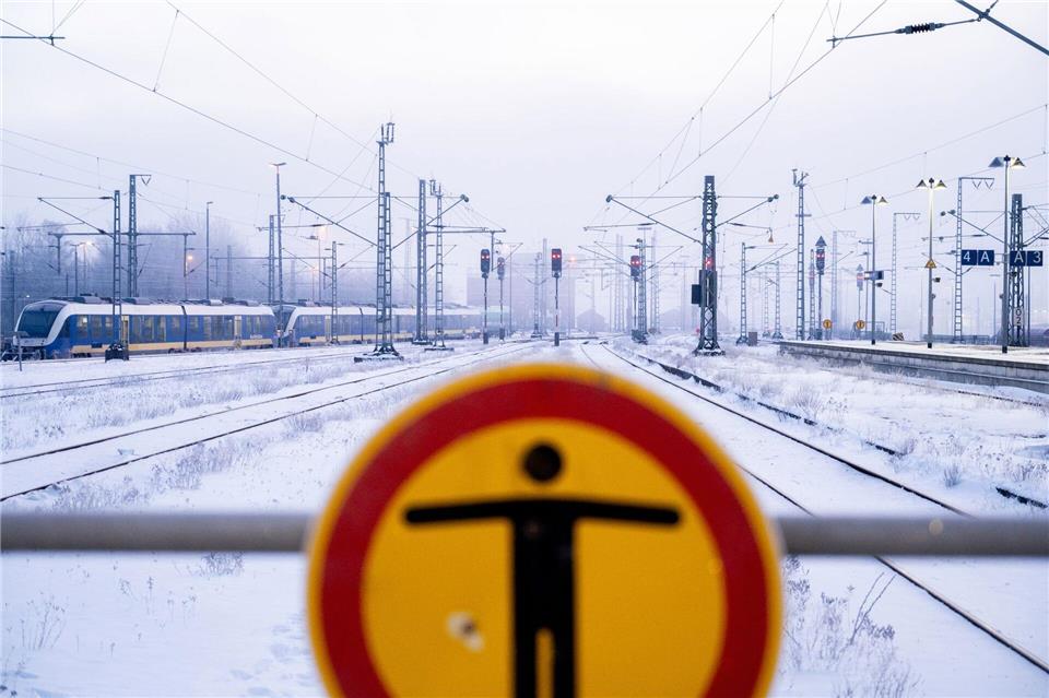 Im Bahnverkehr kommt es wegen des frostigen Winterwetters weiter zu Behinderungen. Hauke-Christian Dittrich/dpa