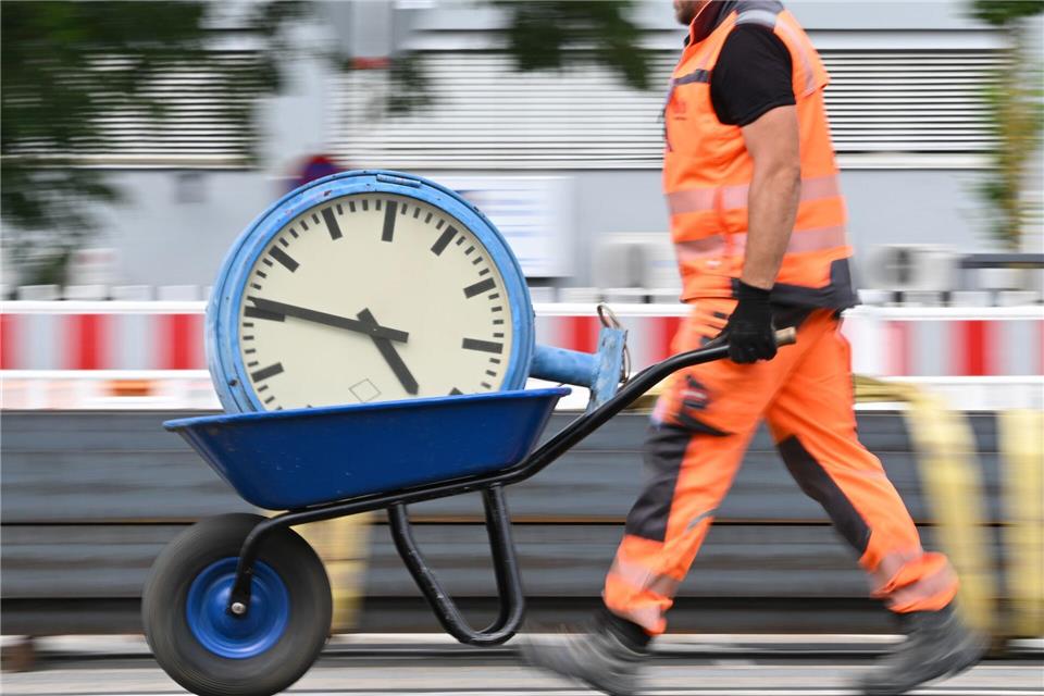 Im Baugewerbe leisten Beschäftigte in Sachsen-Anhalt die meisten Arbeitsstunden pro Kopf. (Symbolbild) Arne Dedert/dpa