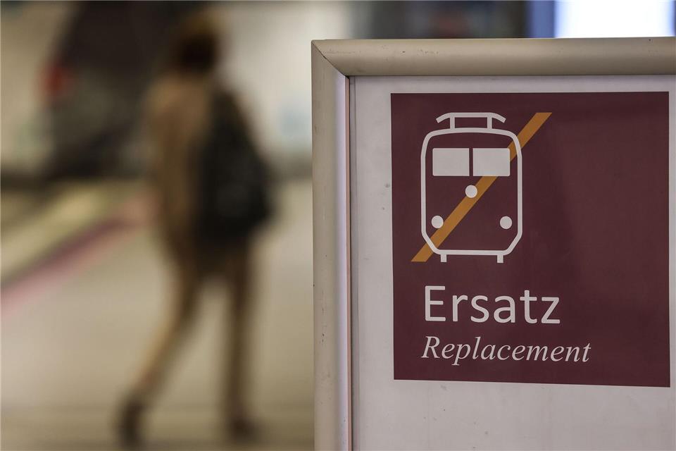 Im Bauzeitraum setzt die Bahn zwischen Essen, Bochum und Dortmund Ersatzbusse ein. (Archivbild)Oliver Berg/dpa