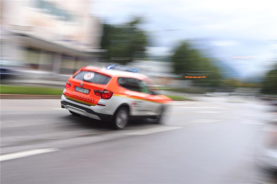 Im Beisein der Mutter wird das Kind ins Krankenhaus gebracht. (Symbolbild)Karl-Josef Hildenbrand/dpa