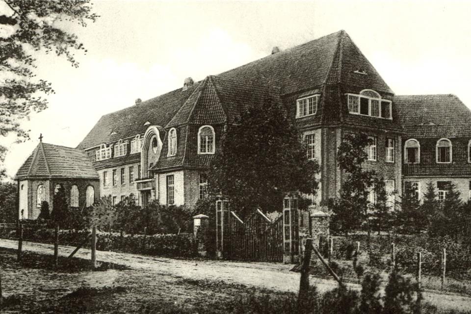 Im Benediktushof befand sich ab Ostern 1945 ein Lazarett der US-Armee. Es handelt sich bei dem Foto um eine Ansichtskarte von 1940.