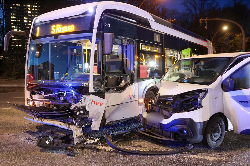 Im Bereich der Kreuzung trafen der Bus und der Transporter aufeinander. Bodo Marks/dpa