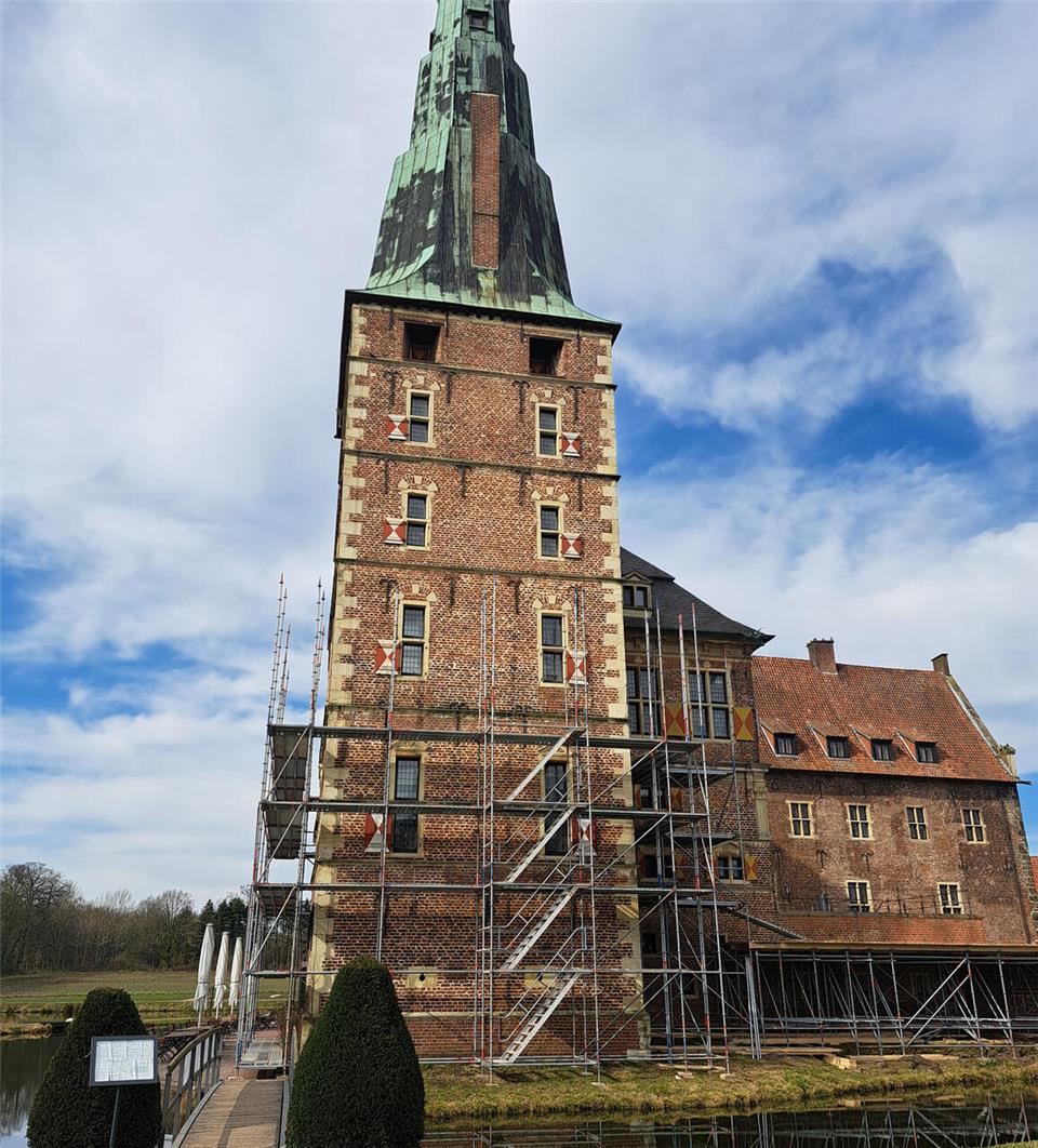 Im Bereich des Turms des Hauptschlosses wird derzeit ein Gerüst aufgebaut.