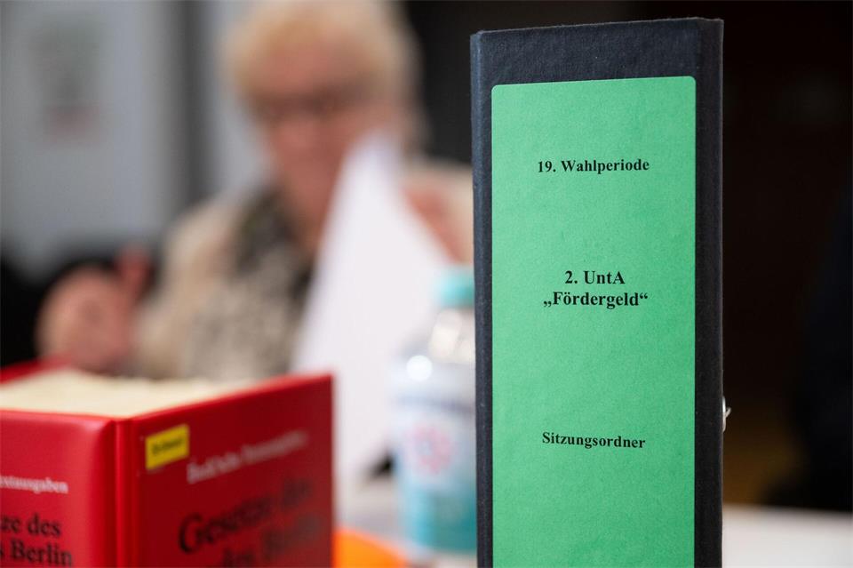 Im Berliner Abgeordnetenhaus nahm ein Untersuchungsausschuss die Vergabe von Fördermitteln für Projekte gegen Antisemitismus unter die Lupe. (Archivbild)Christophe Gateau/dpa
