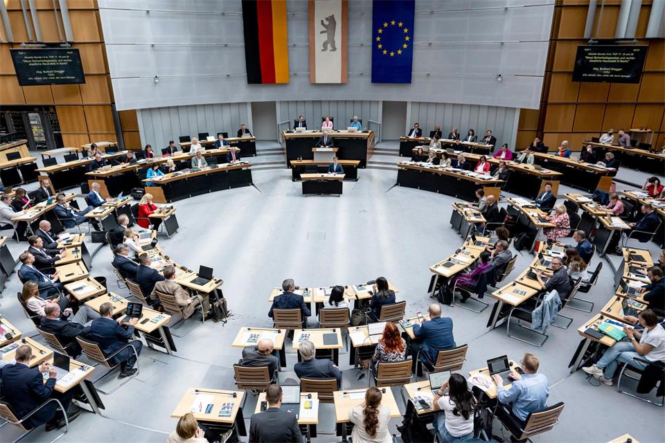 Im Berliner Abgeordnetenhaus sind 37,7 Prozent der Abgeordneten Frauen. (Archivbild)Fabian Sommer/dpa