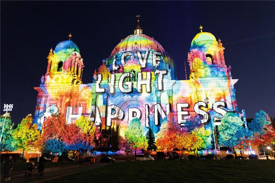 Berliner Dom wird bei Festival of Lights zum Electro-Tempel Im Berliner Dom erwarten die Besucher im Innern elektronische Musik und dreidimensionale Lichtprojektionen.Carsten Koall/dpa