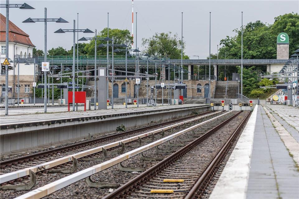 Im Berliner S-Bahn-Gebiet wurde der Zugverkehr ausgesetzt. (Archivbild)Andreas Gora/dpa