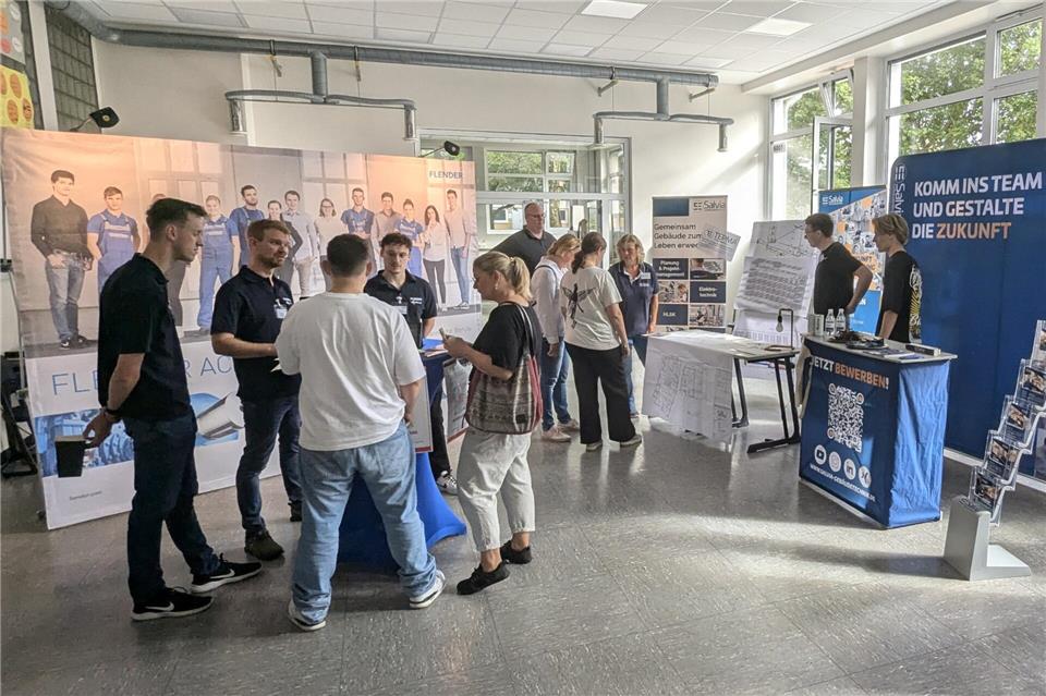 Informieren und Ausprobieren auf der BIT² Im Berufskolleg Borken an der Josefstraße können sich die Besucherinnen und Besucher über unterschiedliche Berufe informieren.Agentur für Arbeit/Berufskolleg Borken