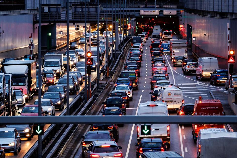 Im Berufsverkehr ist in Deutschlands Pendlerhauptstadt nicht nur bei Autofahrern oft Geduld gefragt. (Symbolbild)Matthias Balk/dpa