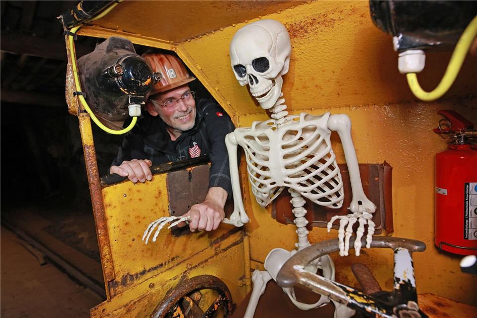Im Besucherbergwerk in Wettelrode spukt es dank der Deko-Mühen der Mitarbeiter des Besucherbergwerks.Matthias Bein/dpa