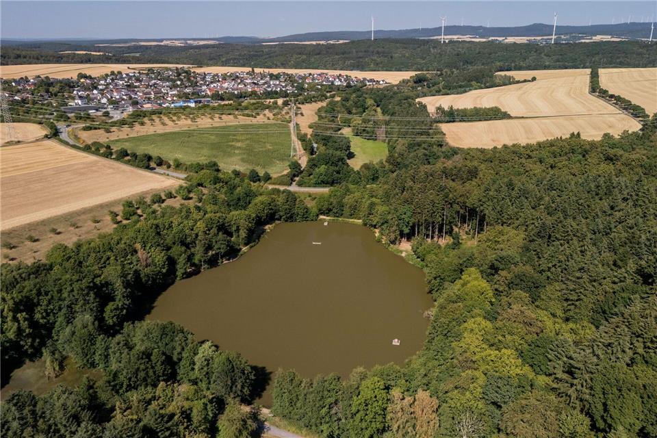 Im Beuerbacher See sorgt ein Oberflächenbelüfter für Sauerstoffzufuhr im Wasser. Andreas Arnold/dpa