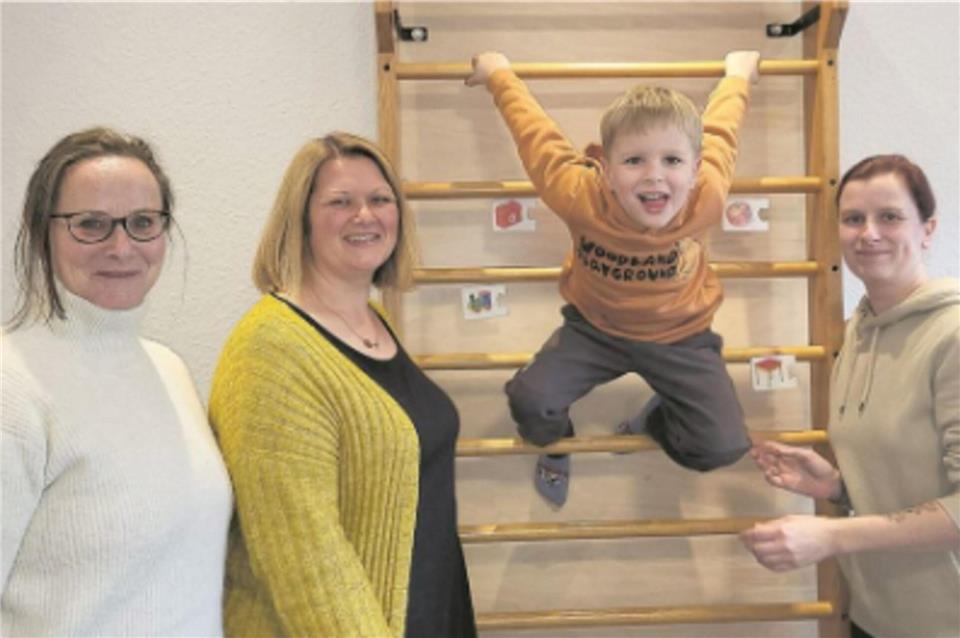Im Bewegungsraum der Frühförderstelle Borken: (v.l.) Bärbel Hillebrandt, Leitung der Frühförderung Haus Hall, Heilpädagogin Nadine Ebbing sowie Maximilian und Corinna Schürcks