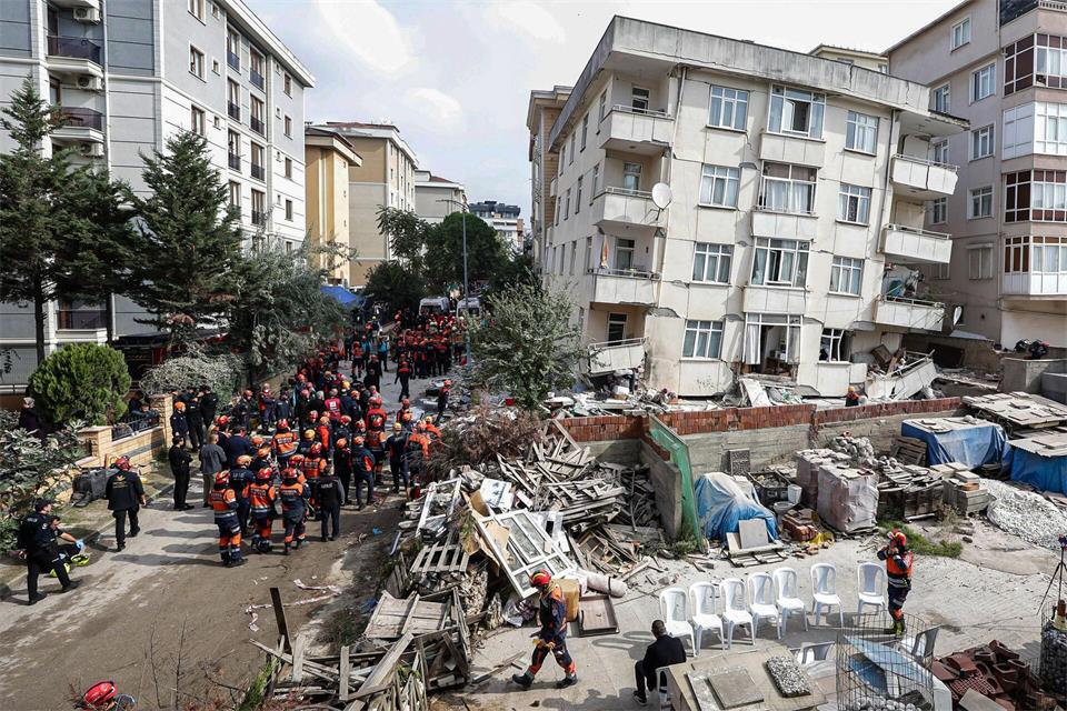 Im Bezirk Maltepe ist ein Wohnhaus mit sieben Stockwerken eingestürzt. 14 Menschen können aus den Trümmern gerettet werden - fünf sterben. Abdullah Tepeli/Dia Photo/AP/dpa