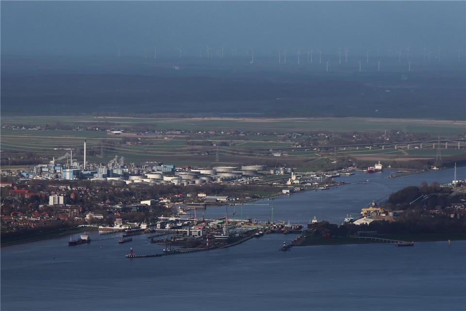 Im Binnenhafen von Brunsbüttel wurde im Nord-Ostsee-Kanal eine Verunreinigung entdeckt. (Symbolbild)Christian Charisius/dpa