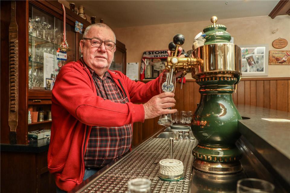Im Birnbaum wird vor allem Bier getrunken. Hans Hentschel zapft Bitburger. Ein 0,2-Liter-Glas kostet bei ihm 2,20 Euro. Vor 25 Jahren war es noch 1,60 Euro.