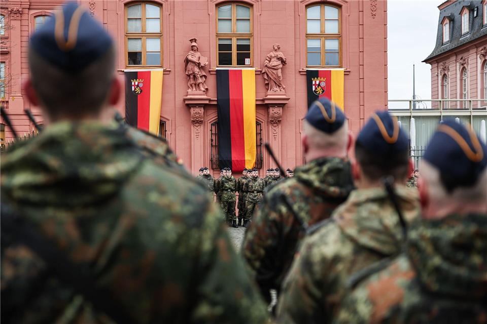 Im Blick hatten die Rekruten bei dem Gelöbnis das historische Mainzer Deutschhaus, den Sitz des Landtags von Rheinland-Pfalz. Hannes P. Albert/dpa