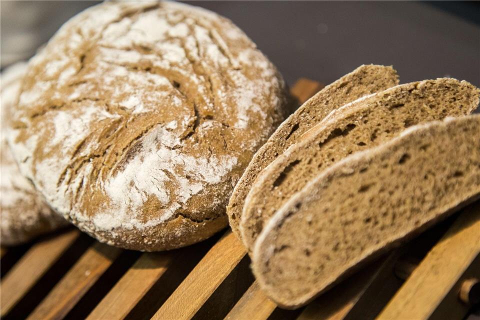 Im Brotkasten, in der Bäckertüte oder im Kühlschrank? So wird frisches Brot im Sommer am besten gelagert.picture alliance/dpa